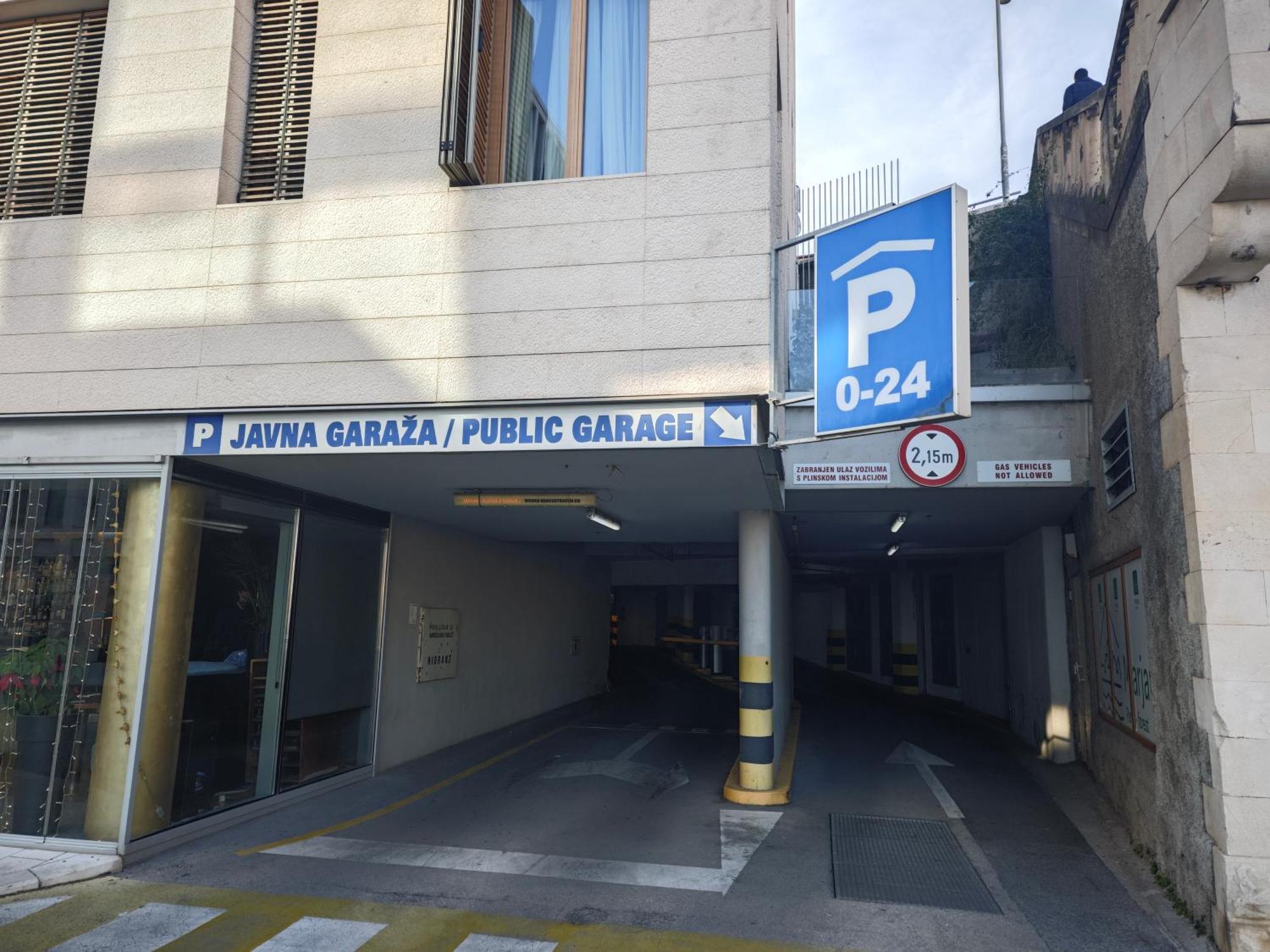 Apartment Central Old Town With Private Indoor Garage Parking Split Exterior photo